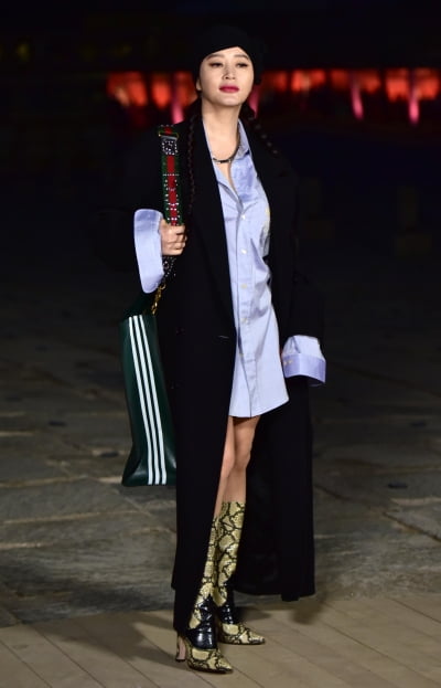 [TEN 포토] 김혜수 '코트 사이 초미니'