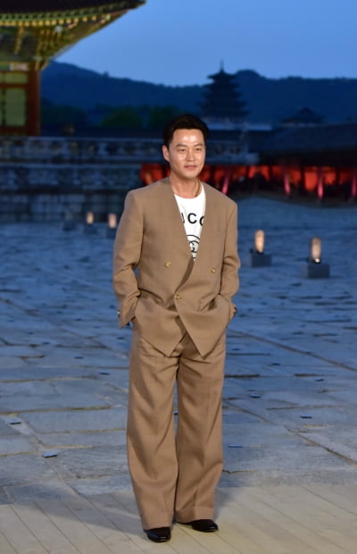 [TEN 포토] 이서진 '고궁을 찾은 보조개 미남'