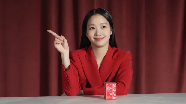 김고은, 듀오랩 광고 현장 비하인드 컷 공개 “어떤 스타일도 완벽히 소화하는 흡수력”