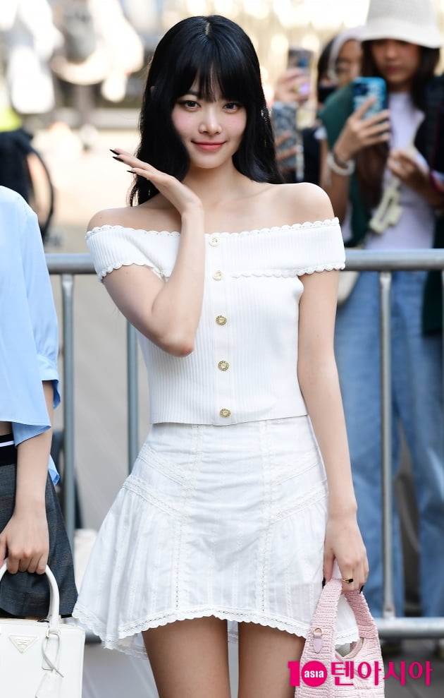 [TEN 포토] 르세라핌 홍은채 '오프숄더로 섹시하게'