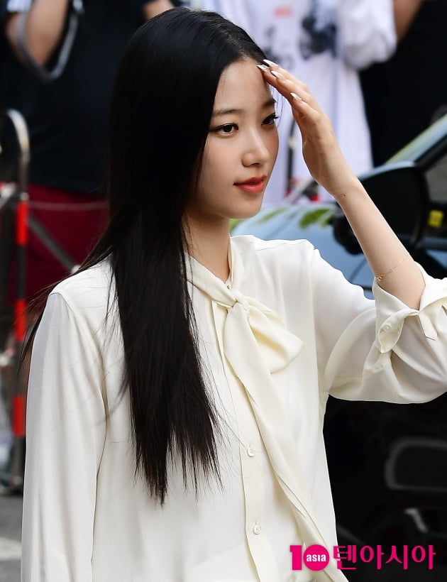 [TEN 포토] 르세라핌 카즈하 '햇빛도 질투하는 미모'