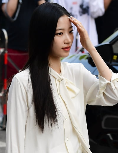 [TEN 포토] 르세라핌 카즈하 '햇빛도 질투하는 미모'