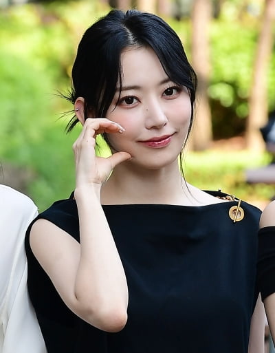 [TEN 포토] 르세라핌 사쿠라 '상큼한 하트'
