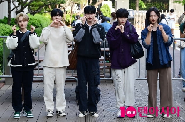 [TEN 포토] 원어스 '상남자의 하트'