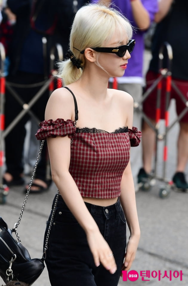 [TEN 포토] 에스파 카리나 '오프숄더로 요정 느낌 물씬'