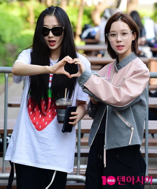 [TEN 포토] 에스파 지젤-윈터 '둘이 만든 하트'