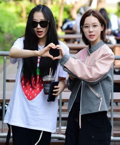 [TEN 포토] 에스파 지젤-윈터 '둘이 만든 하트'