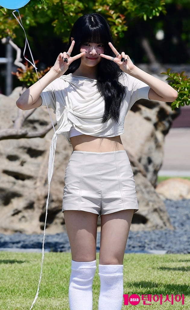 [TEN 포토+] 르세라핌 홍은채 '귀엽게 브이'