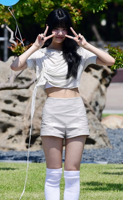 [TEN 포토+] 르세라핌 홍은채 '귀엽게 브이'