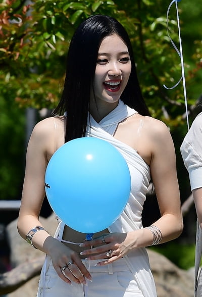 [TEN 포토] 르세라핌 카즈하 '점점 빠져드는 미소'