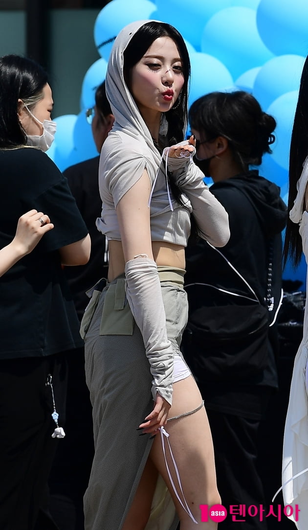 [TEN 포토] 르세라핌 허윤진 '딥 키스 날리며~'