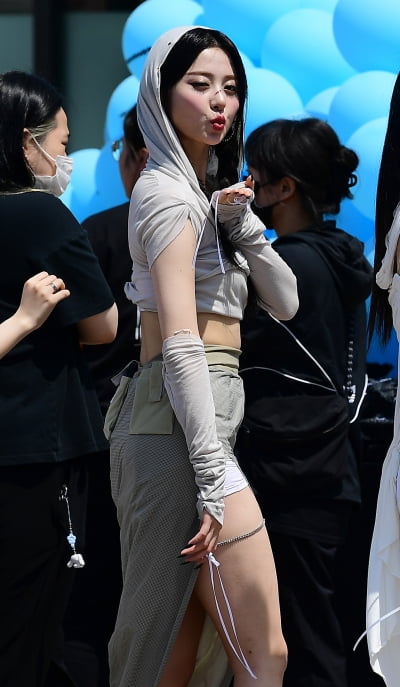 [TEN 포토] 르세라핌 허윤진 '딥 키스 날리며~'