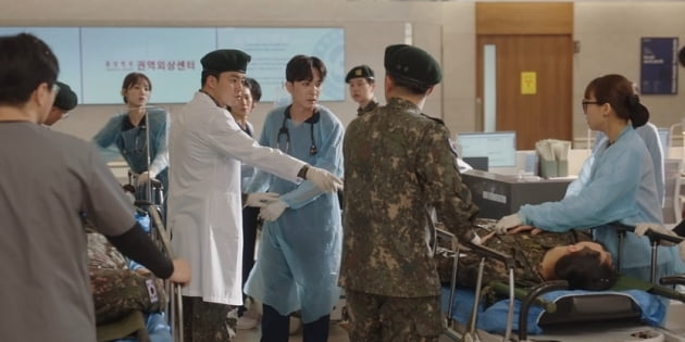 [종합] 한석규의 돌담병원 또 위기…총기 사고+김민재 과거사로 '멘붕' ('낭만닥터 김사부3')