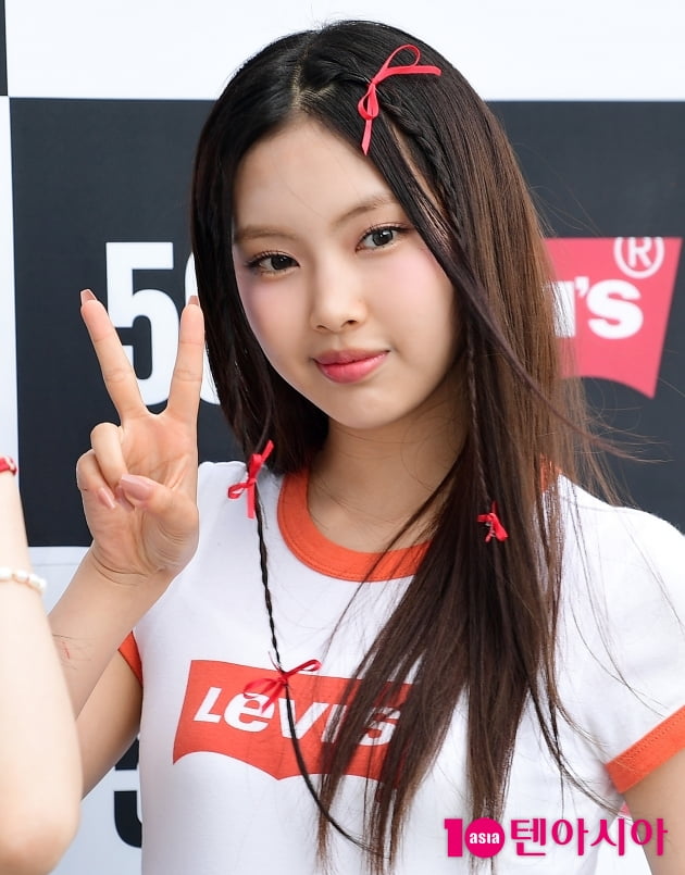 [TEN 포토] 뉴진스 혜인 '깜찍하게 브이'