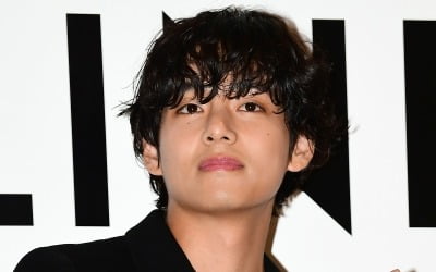 방탄소년단 뷔, 셀린느 앰버서더 자격으로 칸行…초청장 공개
