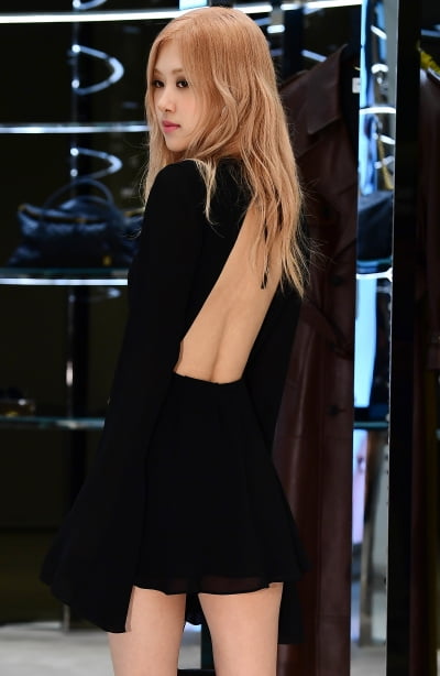 [TEN 포토] 블랙핑크 로제 '뻥 뚫린 뒤태'