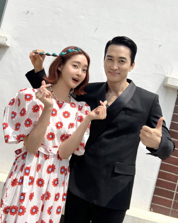 버추얼인플루언서 큐리, ’택배기사’ 류석 役 송승헌과 함께한 인증사진 공개