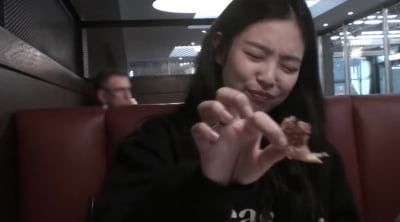 레몬 튀김 먹은 제니, "너무 셔" 얼굴 구겨져도 귀엽네