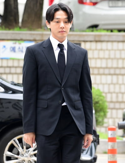 [TEN 포토] 유아인 '구속의 갈림길'