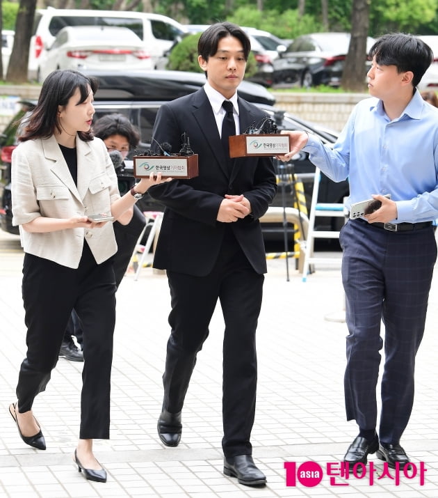 [TEN 포토] 유아인 '긴장된 표정'