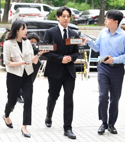 [TEN 포토] 유아인 '긴장된 표정'