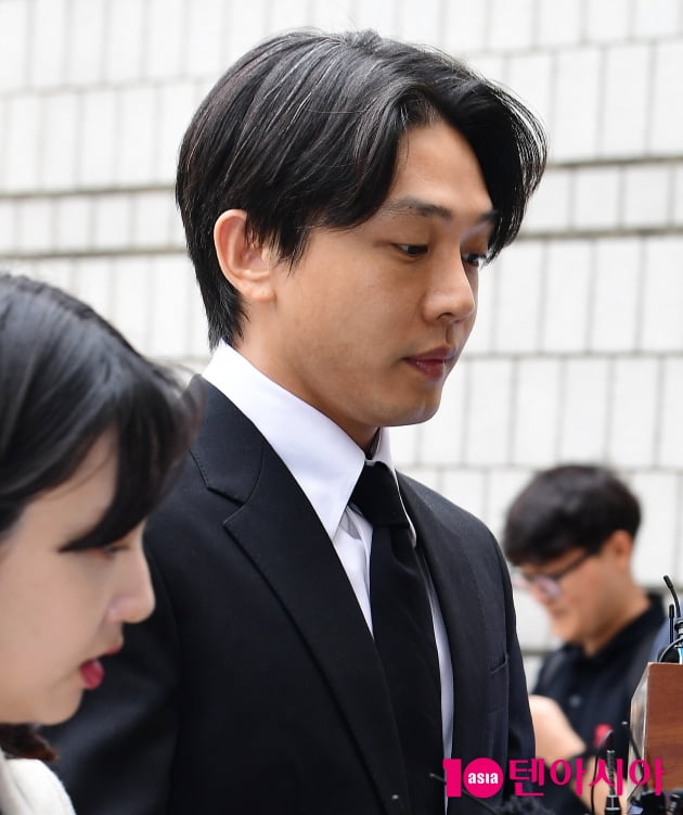 유아인·최측근 작가, 포승줄 묶여 유치장 대기 "마약, 후회하고 있다" [TEN이슈]