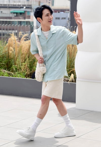 [TEN 포토] 샤이니 키 '팬들 챙기는 슈퍼스타'