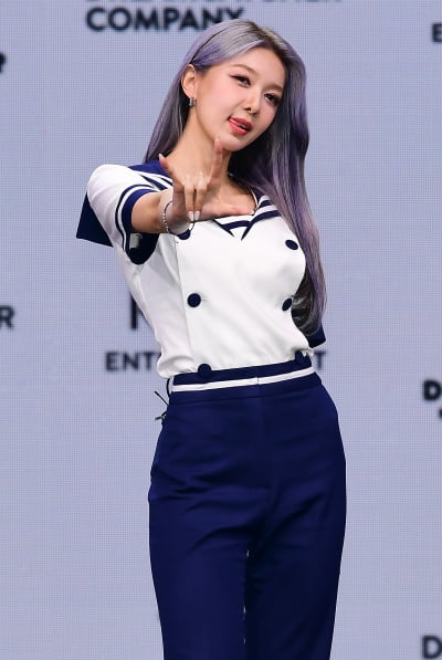 [TEN 포토] 드림캐쳐 다미 '혀 빼꼼 곰돌이'