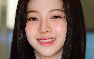 에스파 카리나, 칸 레드카펫 데뷔…리한나와 똑같은 목걸이 착용[TEN이슈]