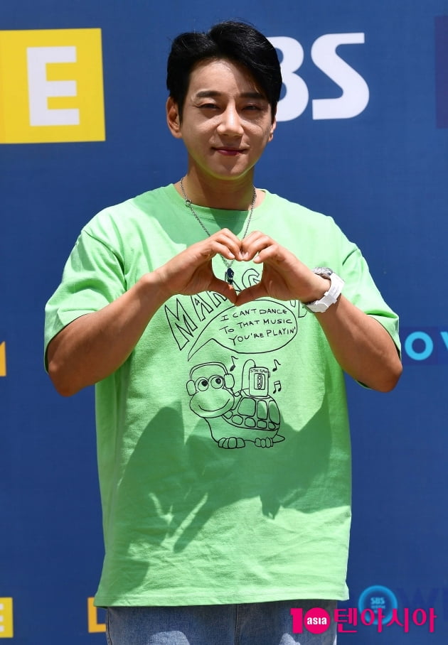 [TEN 포토] 황치열 '팬들에게 하트 보내요'
