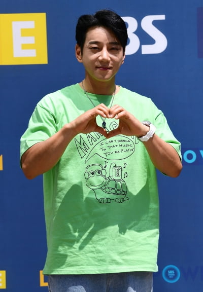 [TEN 포토] 황치열 '팬들에게 하트 보내요'