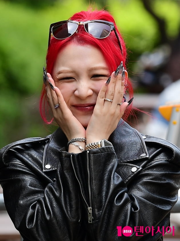 [TEN 포토] 카드 전지우 '감전될거 같은 꽃받침'