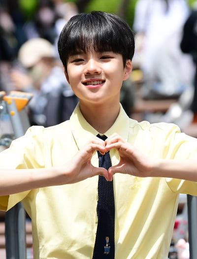 [TEN 포토] 더윈드 안찬원 '깨발랄 포즈에 귀염뽀작'