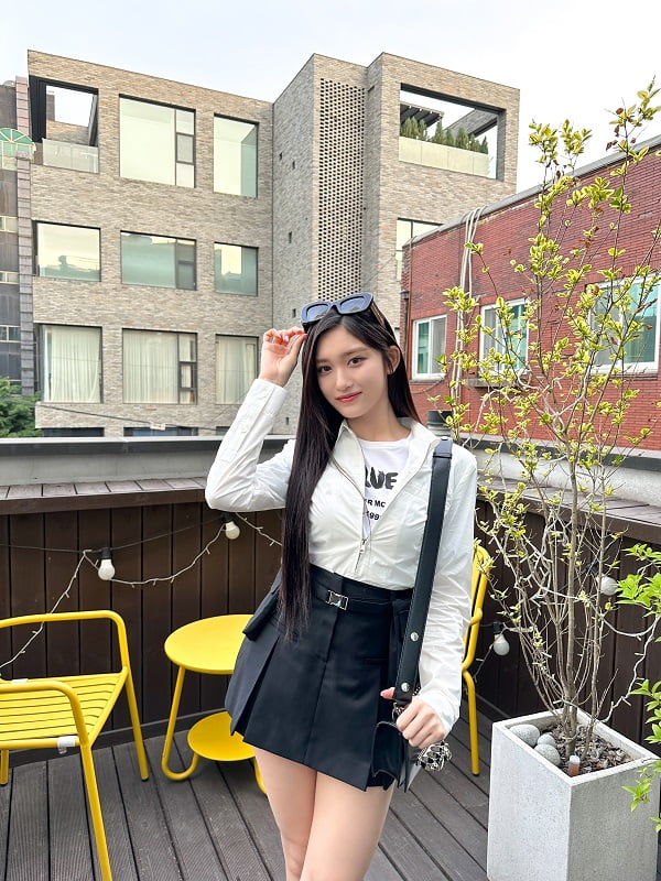 아이브(IVE) ‘이서’ 알렉산더 맥퀸 선글라스 들고 시크한 공항패션
