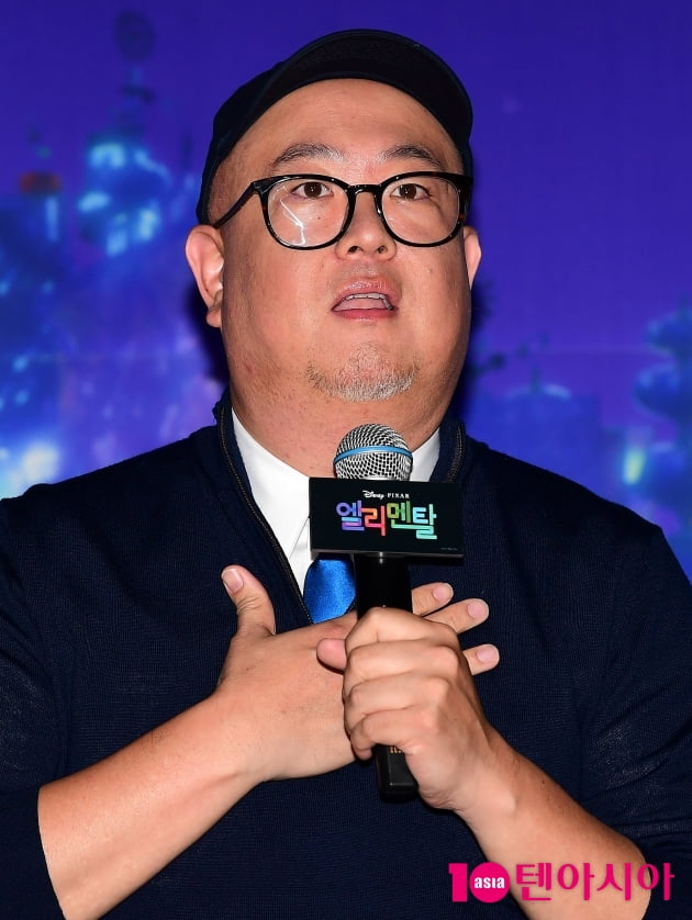 [TEN 포토] 피터 손 감독 "원소율표 보고 4원소 탄생"