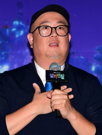 [TEN 포토] 피터 손 감독 "원소율표 보고 4원소 탄생"