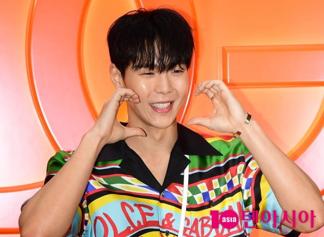 [TEN 포토] 셔누 '하트 뿌려요'