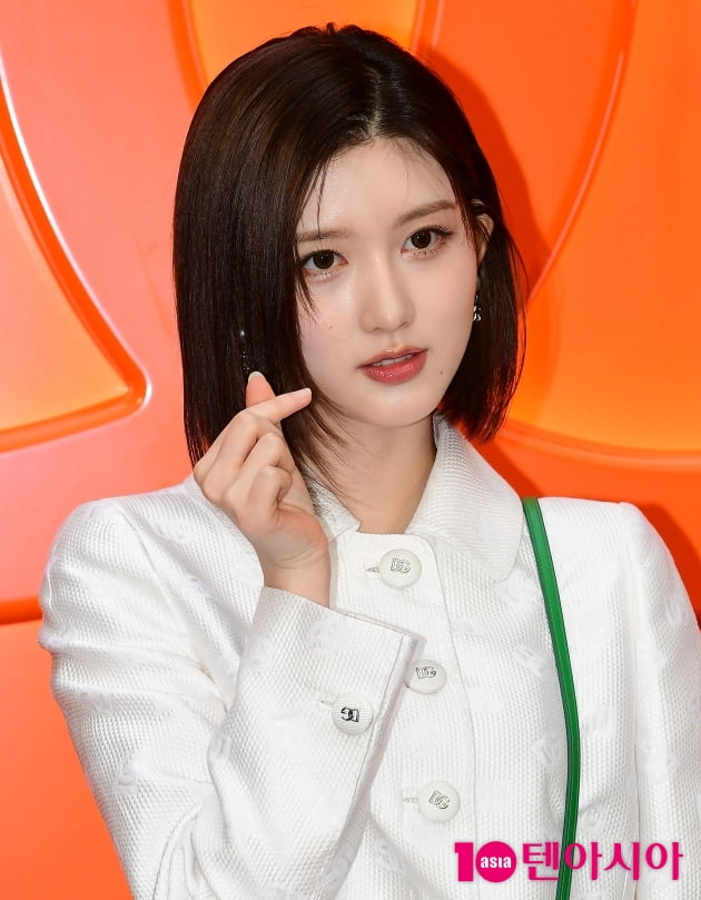 [TEN 포토] 아이브 가을 '품격있는 하트'
