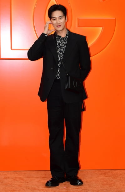 [TEN 포토] 안보현 '하트는 귀엽게'