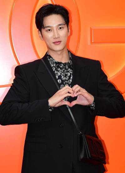 [TEN 포토] 안보현 '해맑은 하트'