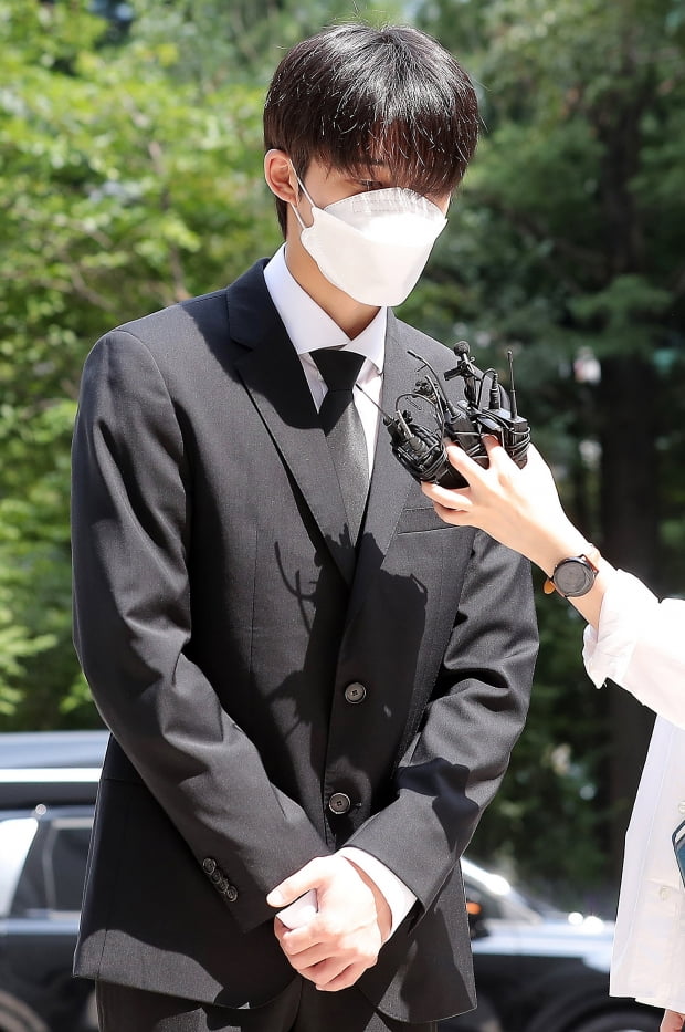 마약류 관리에 관한 법률 위반 혐의를 받고 있는 그룹 아이콘 출신 가수 비아이가 10일 오후 서울 서초구 중앙지방법원에서 열린 선고공판에 출석하고 있다./ 사진=조준원 텐아시아기자 wizard333@