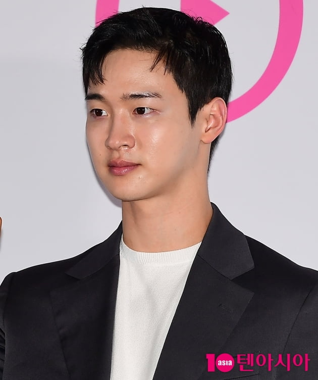 "가짜 칼에 팔 베어 여러 바늘 꿰매"…'악마들' 장동윤, 몸사리지 않는 액션