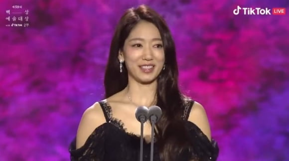 박신혜, 출산한 애 엄마 맞아? 가녀린 팔에도 글래머 몸매 [TEN이슈]