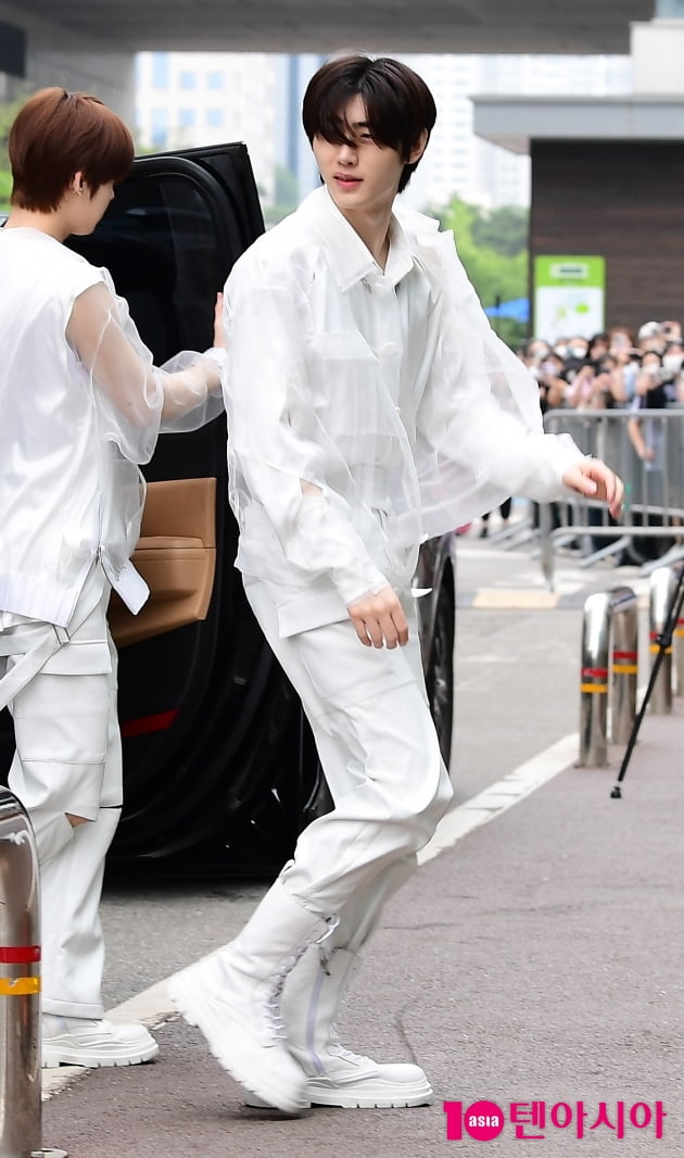 [TEN포토] 엔하이픈 성훈 '섹시한 시스루'