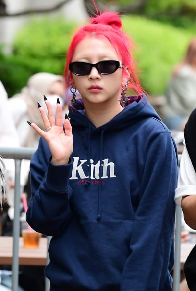 [TEN포토] 카드 전지우 '핑크빛 인사'