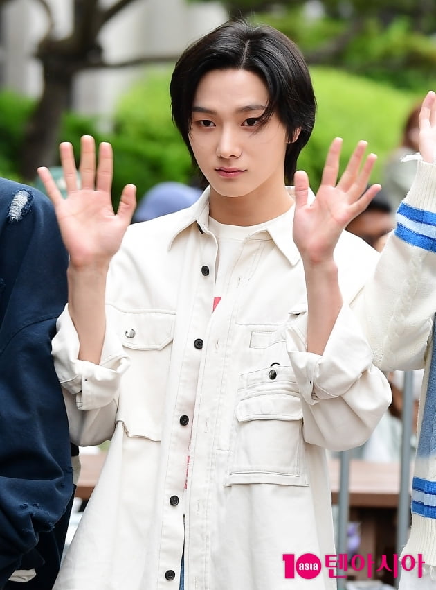 [TEN포토] 보이넥스트도어 성호 '매력적인 인사'
