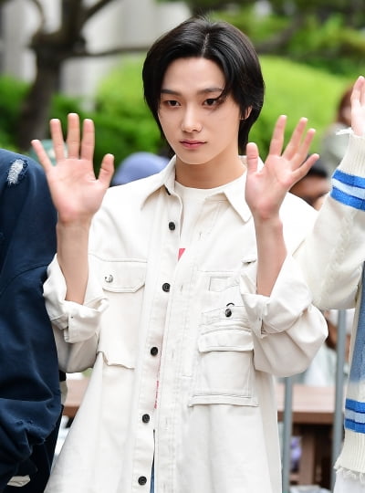 [TEN포토] 보이넥스트도어 성호 '매력적인 인사'