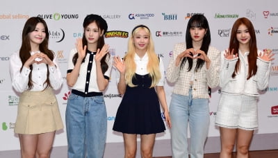 [TEN포토] 스테이씨 '시은 건강상 홍보대사 위촉식 불참'