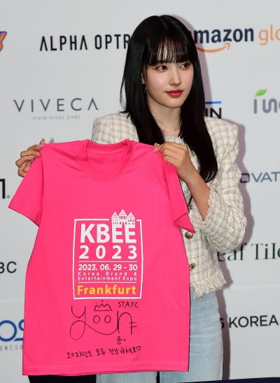 [TEN포토] 스테이씨 윤 '독일에서 만나요'