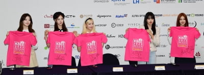 [TEN포토] 스테이씨 '핑크빛 미소'